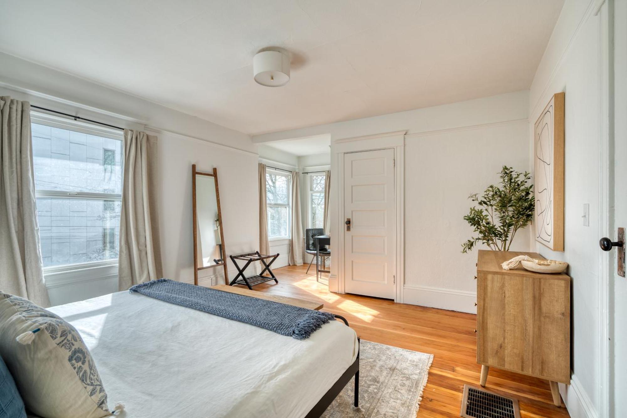 Holiday home - Renewed 1910 Classic Craftsman - 95 Walkscore *